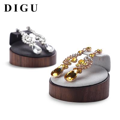 China Jewelry Display Digu Jewelry Stand Vintage High Grade Solid Wood New Earrings Show Pedestal Jewelry Display Props for sale