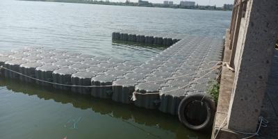 China Makkelijke installatie Pe Float Pontoon Duurzaam met niet-glijdend oppervlak Te koop