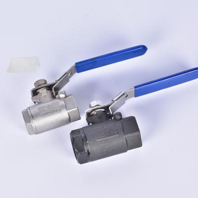 China General Stainless Steel Or Carbon Steel 2000psi Two Piece Thread Reduced Ball Valve With Lock Handle for sale