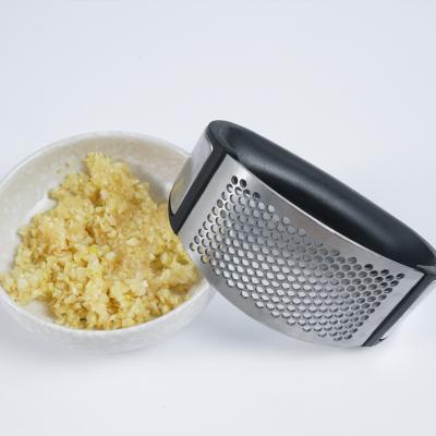 China Ginger Garlic Presser Cook Tool Multi Functional Utensils Grater Manual Grater Garlic Crusher for sale