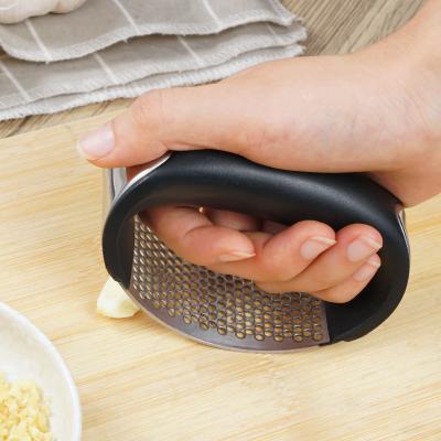 China Viable Hot Selling Hand Grip Metal Garlic Press Stainless Steel Portable Kitchen Grinder Press for sale