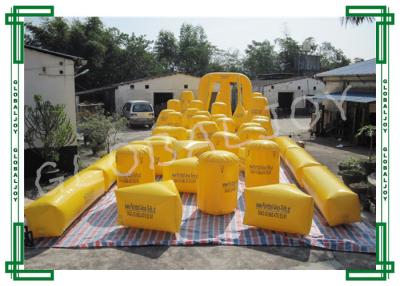 China 10 hombres amarillean la prenda impermeable inflable de las arcones de la bola de la pintura para la diversión en venta