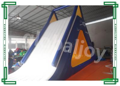 China Diapositiva inflable impermeable de la subida de los juegos del agua, tobogán acuático flotante inflable gigante en venta