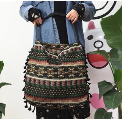 China Anti-theft Bag Women's Canvas Style Shoulder Bag Ethnic Fringed Cotton Handbag And Shoulder Bag Tassel Canvas Bag for sale