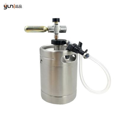 China 2L Sustainable Home Brewing Mini Beer Keg With Sensitive CO2 Regulator And Nylon Lance Tap System for sale