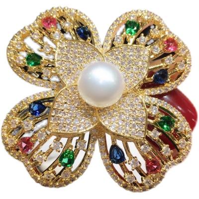 China Fashion Manufacturer Pearl Brooches Custom Wholesale Ladies Brass Luxurious Brooches 14k Gold With Pearl Gifts for sale