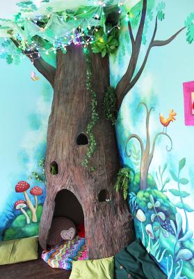 China Custom Artificial Green Fiberglass Indoor Trunk Large Green Artificial Garden Treehouse For Kids House for sale