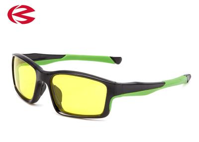 China Óculos de sol espelhados personalizados de Lifestylke do lazer com borracha verde das lentes amarelas à venda