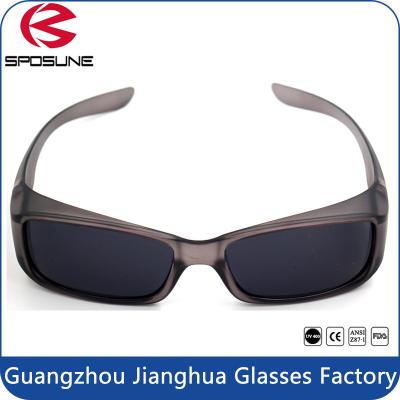 Chine Les ajustements polarisés de lunettes de soleil au-dessus des lunettes de soleil raye anti- pour des femmes/hommes à vendre