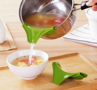 China Spout Funnel For Pots Filters And Rolls Anti-puddle Creative Kitchen Tools Silicone Slip On Soup Spout Funnel Soup Dispenser For for sale