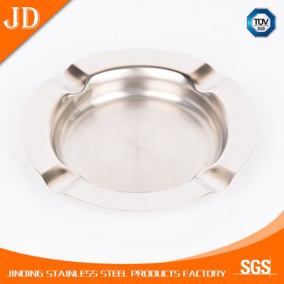 China Cover Carrier Design Round Ashtray Eco - Friendly Heat Resistant Soot Metal for sale