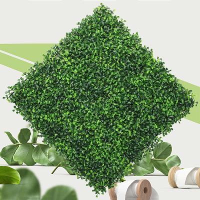 China Eco-friendly Anti--UV Green Artificial Wall Hedge Foliage Boxwood Grass Foliage Artificial Fence Mat Panels Garden Ornaments Decor for sale