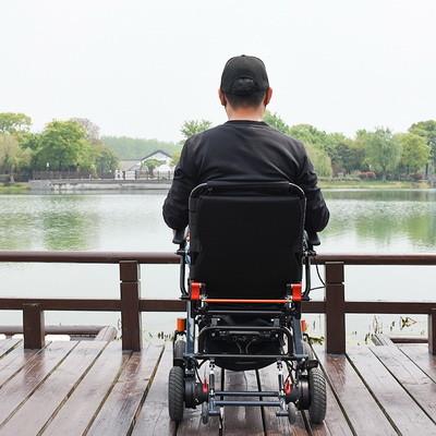 Chine Alliage d'aluminium motorisé se pliant de fauteuil roulant léger à vendre