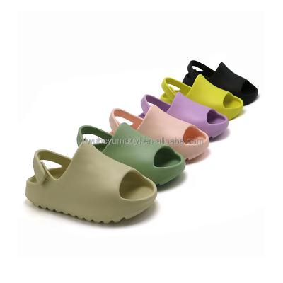 China Children Slipper EVA Candy Color Children Summer Casual Yeezy Shoes Slides Anti-skid Fails Anti-slip Unique Baby Band Sandals for sale