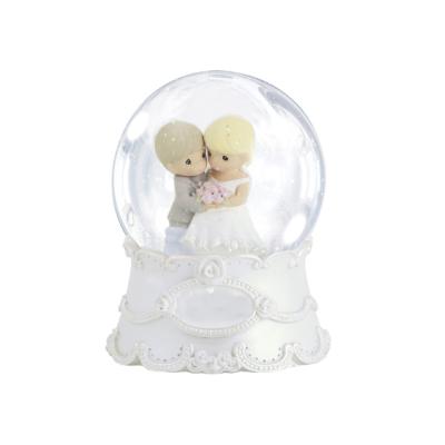 China Custom Europe Wedding Couple Souvenir Snow Globe Resin White Water Globe for sale