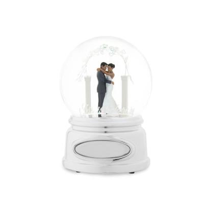 China Custom Europe Couples Snow Globe Resin White Snow Globe Wedding Favors for sale