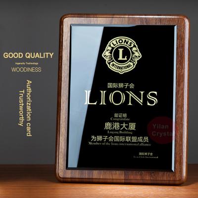 China Wholesale Popular Japanese Walnut Wood Crystal Wooden Trophy Award Black Glass Bonus Year-End Souvenir for sale