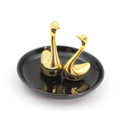 China Ceramic Jewelry Display Home Decoration Jewelry Display Black Dish Gold Couples Swan Ring Holder for sale