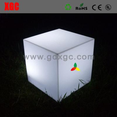 China Fashionable outdoor party tables and chairs LED light bar sofa furniture Led  cube table PE TABLE à venda