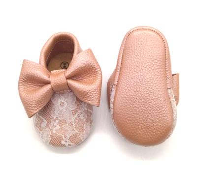 China Breathable Soft Unique Fringe Leather Baby Moccasins Lace Up Baby Bow Shoes for sale