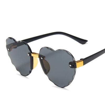 China Fashion Sunglasses 2020 Fashion Toddler Girls Gradient Black Shade Heart Sunglasses Children for sale