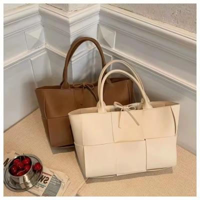 China Open Closure Women's Tote Bags with Large Capacity Luxury PU Leather Shoulder Bags for sale