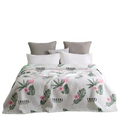 China Nondisposable Factory Hot Sale Flamingo and Leaves Designs Quilted Quilt Soft Reversible Bed Cover for All Season Comforter Set Bedding Set for sale