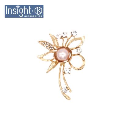 China Korea Fashion Flower Brooch Pin Rose Pearl Delicate Zinc Alloy Brooches Crystal Rhinestone Brooch For Female for sale