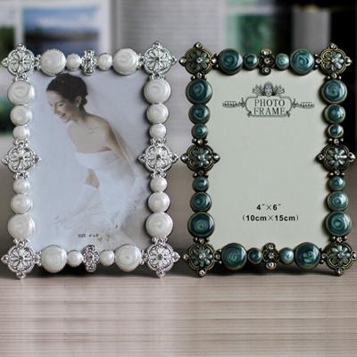 China Yiwu Huifeng Retro Green And White Material European Style Alloy Photo Picture Frame Wedding Favors for sale