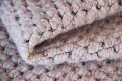 China Granuliertes Rosa mischte schwarzes raues Woolen Mantel-Gewebe, einzigartigen Designer gestricktes Polyester-Gewebe zu verkaufen