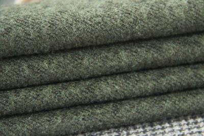 Chine Tissu lourd de sergé de laine de textile vert de boucle pour l'habillement d'hiver à vendre