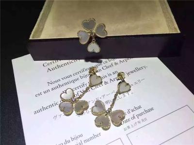 Chine Boucles d'oreille de Van Cleef Sweet Alhambra, boucles d'oreille nacrées blanches avec le diamant rond à vendre