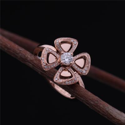 Cina Roman Love Flower Ring Fiorever 18 kt Rose Gold Ring messa con un diamante centrale ed i diamanti del pavé in vendita