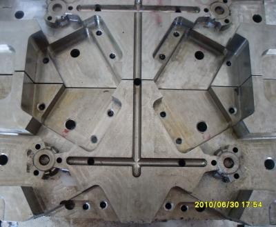 China 2 Plates Multi Cavity Mold , Douille Tooling 12 Lifters Die-Casting Mould for sale