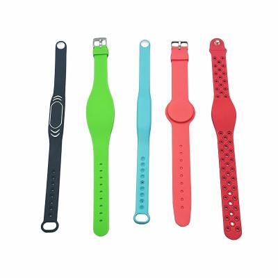 China Embossed Silicone Gym Health RFID Wrist Band Contactless For Men for sale