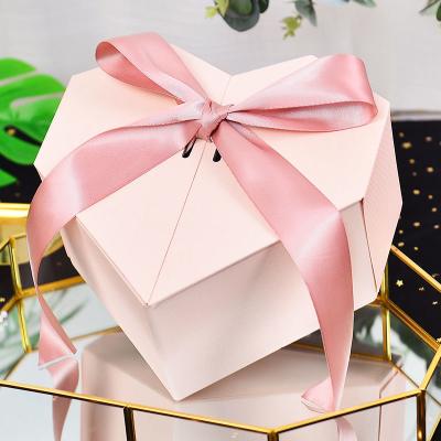 China Recyclable Luxury Custom Cardboard Wedding Logo, Valentine Gift Box Creative Heart Shaped Pink Gift Box for sale