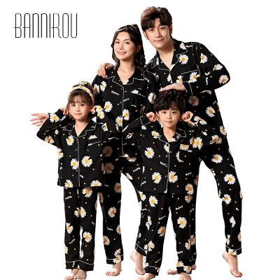 China Family QUICK DRY Pajamas For Kid Man Women Nightgowns Cotton Long Sleeve Family Pajamas Set for sale