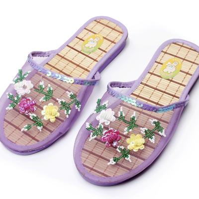 China CUSHIONING Wholesale Embroidered Flat Shoes Best Selling New Ladies Floral Print Fashion Ladies Casual Breathable Bottom Design Canvas Flats for sale