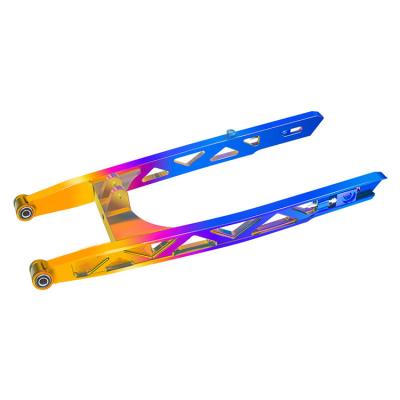 China Aluminium legering Triangular Hollow Burnt Titanium Swing Arm voor Yamaha LC135 Op maat Te koop