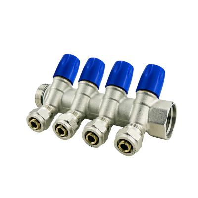 China Vloerverwarming Water Pex Manifold met Messing Fittings 2-6 Manieren Op maat gemaakt Grootte voor waterverdeler Te koop