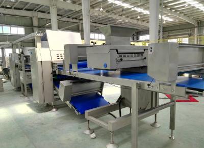 China Máquina modificada para requisitos particulares del laminador de la pasta de la anchura de la correa, máquina colocada forma de la laminación de los pasteles de Z en venta