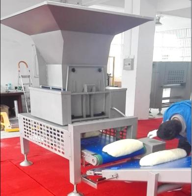 China Fabricante de pan automático de la superficie de la ráfaga de la arena con la tolva auto del corte de la pasta en venta