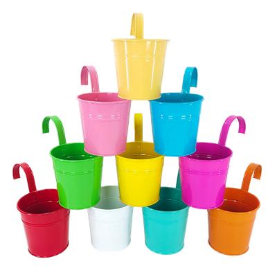 China Durable Outdoor Colorful Mini Wall Iron Flower Pot Hanging Metal Planter Pots Decorative Sale for sale