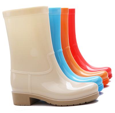 China Waterproof Dripdrop Women Lace Shiny PVC Comfortable Rain Boots Half Mid Heel Design New For Lady for sale