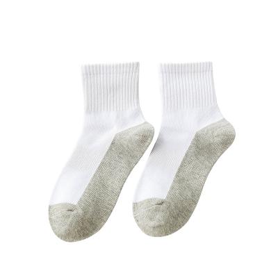 China Factory Athletic Supplies Contrast Color Student Socks Breathable White Mid Calf Cotton Socks Customized All-match Teenager Socks for sale