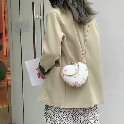 China PU Embroidery Flowers Design Women Heart Clutch Evening Bags Gold Chain Shoulder Bags Girls Handbags Purses for sale