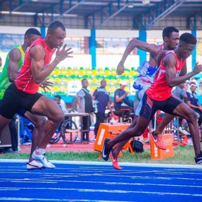 China Pista de atletismo amigável do sistema do sanduíche de Eco EPDM para o jogo dos esportes atléticos à venda