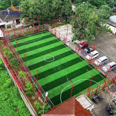 China Verde PE PP Hierba sintética de césped artificial patio Campo de fútbol en venta