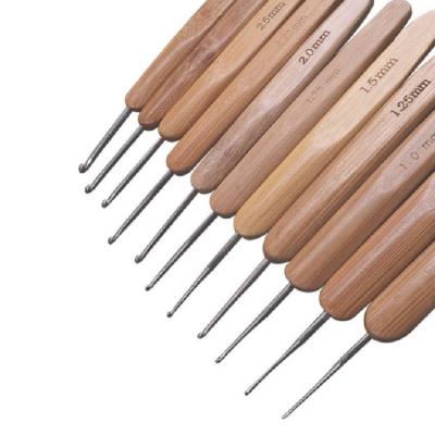 China Crochet Bamboo Beginner Set Handle Mixed Aluminum Crochet Hooks Kit Bamboo Knitting Knit Needles Weave Yarn 0.5mm for sale