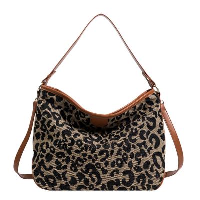 China Print PU Fashion Leopard Tote Bag One Shoulder And Leg Under Bag Large Capacity Cross - Body Bag for sale